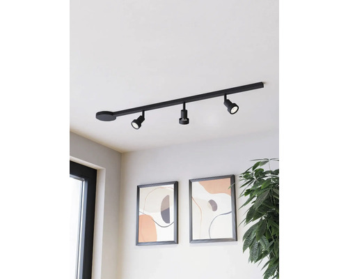 Čierny koľajnicový systém s tromi bodovými svetlami namontovanými na strope.