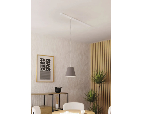 Sivé závesné svietidlo s textilným tienidlom nad jedálenským stolom