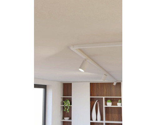 Interiér so stropným svietidlom a policovým prvkom