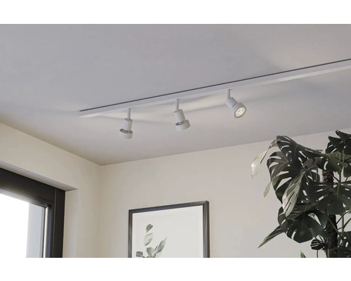 Stropné svietidlo so štyrmi bodovými svetlami na lište v svetlej miestnosti.