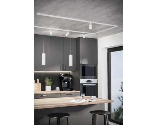Moderná kuchyňa s kuchynskými svetlami na koľajnici pod betónovým stropom