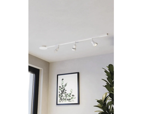 Stropné svietidlo s tromi bodovými svetlami v obývacej izbe