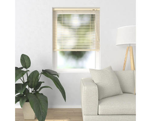 Okno so žalúziami v jasnom obývacom priestore