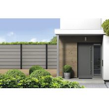 Vonkajšia fotografia moderného domu s plotom, obkladom fasády a vchodovými dverami