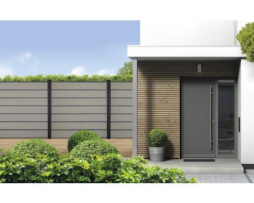 Vonkajšia fotografia moderného domu s plotom, obkladom fasády a vchodovými dverami