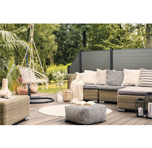 Scéna terasy s posedením, závesným kreslom a zástenou