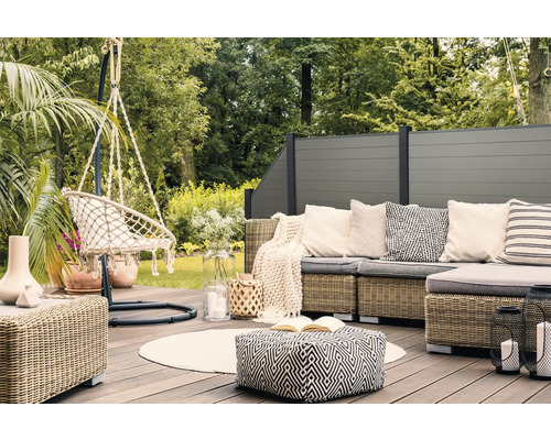 Scéna terasy s posedením, závesným kreslom a zástenou