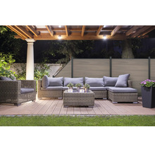 Záhradná sedacia súprava na drevenej terase pod pergolou s osvetlením