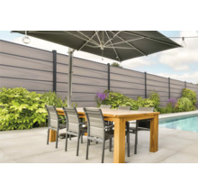 Terasa so záhradným plotom, slnečníkom, jedálenským stolom a stoličkami