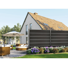 Záhradná scéna s plotom, záhradným nábytkom a slnečníkom pred domom