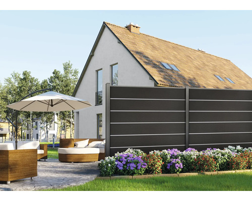 Záhradná scéna s plotom, záhradným nábytkom a slnečníkom pred domom