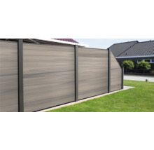 Plot z WPC s kovovými stĺpikmi