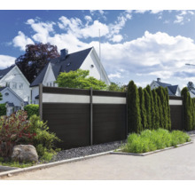 Drevený a betónový plot na ochranu súkromia v záhrade