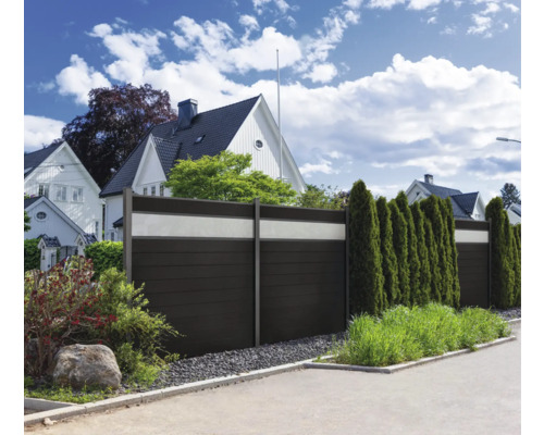 Drevený a betónový plot na ochranu súkromia v záhrade