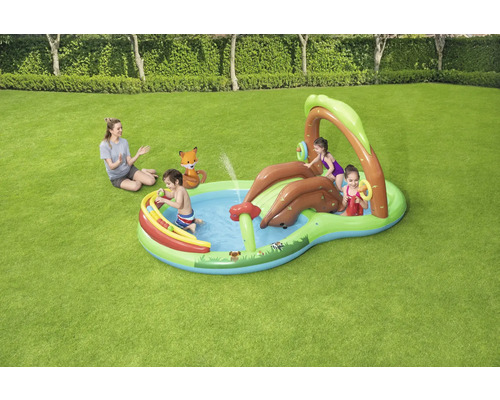 Nafukovacie detské hracie centrum so šmykľavkou a vodným postrekovačom v záhrade