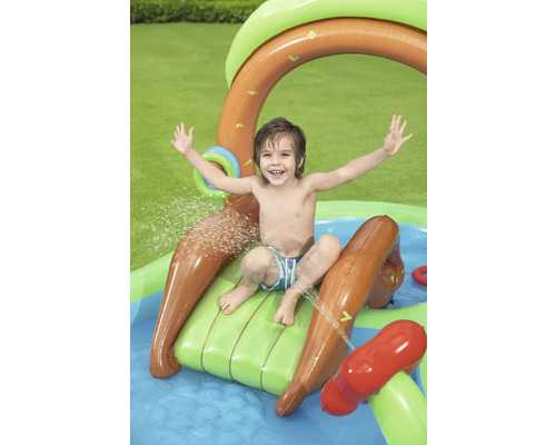 Dieťa sa šmýka na nafukovacej šmýkačke do nafukovacieho bazéna