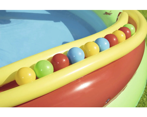 Detail detského bazénika s farebnými loptičkami