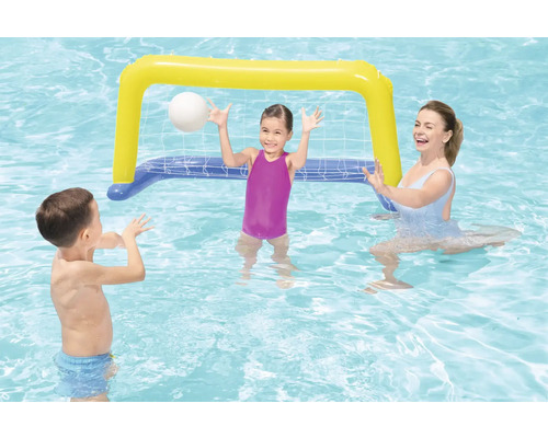 Scéna s deťmi a ženou hrajúcou sa v bazéne s nafukovacou bránkou na vodné pólo.