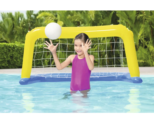 Dievča sa hrá s nafukovacou vodnopólovou bránkou v bazéne