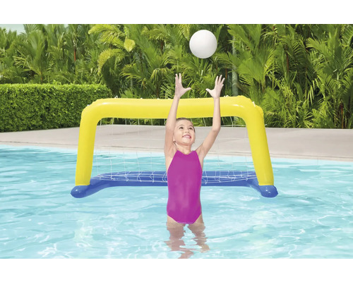 Dievča sa hrá s nafukovacou vodnopólovou bránkou v bazéne