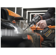 Akumulátorový vŕtací skrutkovač používaný na vozidle