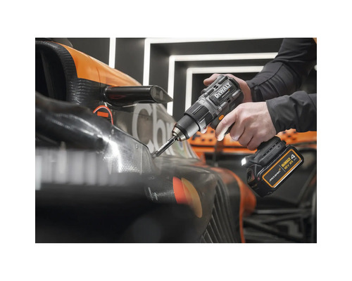 Akumulátorový vŕtací skrutkovač používaný na vozidle