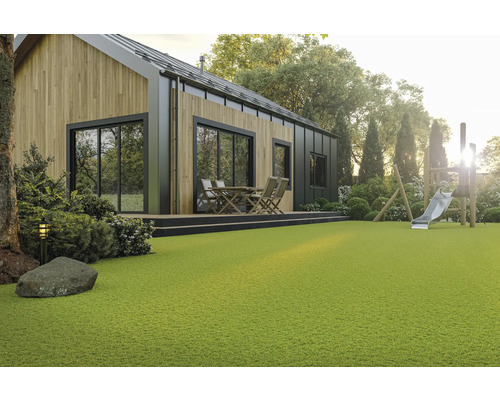 Moderný dom s drevenou fasádou, terasa s posedením a detské ihrisko v záhrade s umelým trávnikom.