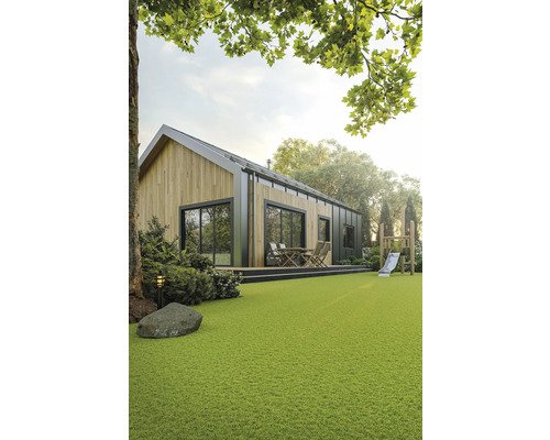 Moderný drevený dom s terasou a detským ihriskom v záhrade.