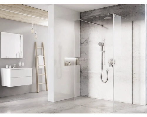 Moderná kúpeľňa so sprchovacím kútom, umývadlom a regálom v tvare rebríka