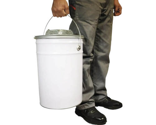 Muž nesie vedro s farbou a sitkom na farbu.