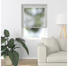 Obývacia izba s oknom a nainštalovanými žalúziami na reguláciu svetla