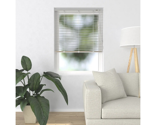 Obývacia izba s oknom a nainštalovanými žalúziami na reguláciu svetla