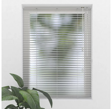 Okno s horizontálnymi žalúziami pre ochranu proti svetlu a súkromie