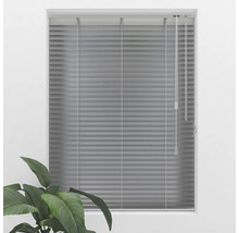 Sivé žalúzie pred oknom