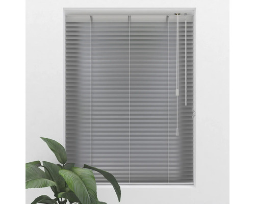 Sivé žalúzie pred oknom