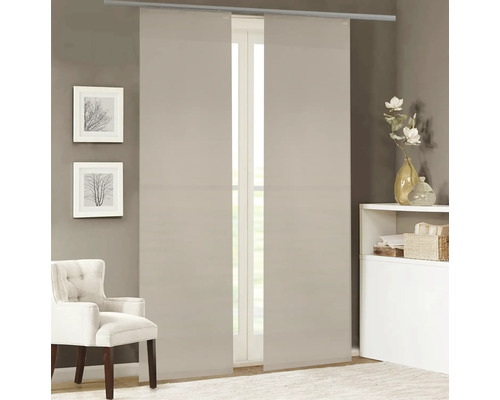 Dva posuvné panely na koľajnici pred oknom v obývacej izbe.