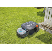 Robotická kosačka Gardena s nabíjacou stanicou na trávniku