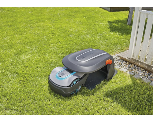 Robotická kosačka Gardena s nabíjacou stanicou na trávniku