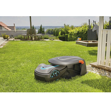 Robotická kosačka s nabíjacou stanicou na trávniku v záhrade