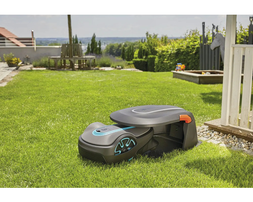 Robotická kosačka s nabíjacou stanicou na trávniku v záhrade