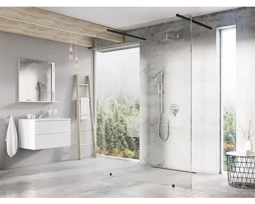 Kúpeľňa so sprchou, umývadlom, zrkadlom a rebríkom