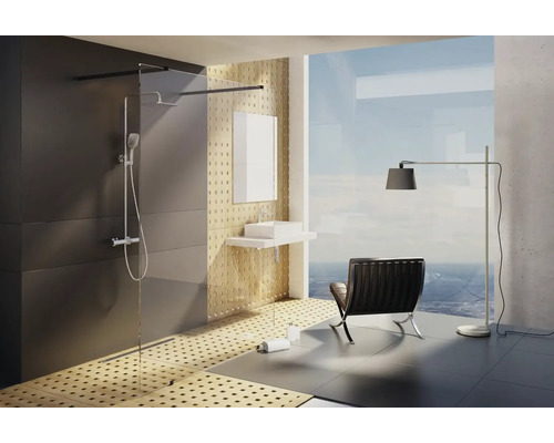 Moderná kúpeľňa so sprchou, umývadlom, zrkadlom a stojacou lampou