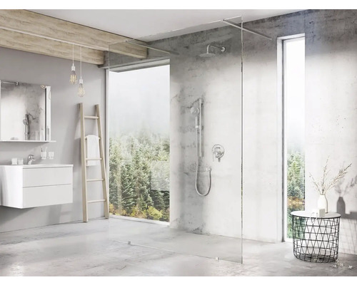 Kúpeľňa so skleneným sprchovacím kútom, umývadlom, zrkadlom a rebríkom