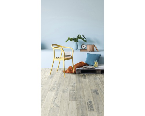 Obývacia izba so svetlou drevenou podlahou s vzhľadom dosiek, žltou stoličkou a dekoratívnymi prvkami