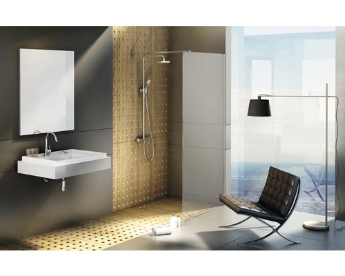 Moderná kúpeľňa so sprchou, umývadlom, zrkadlom, kreslom a stojacou lampou.