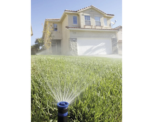 Zavlažovač trávnika zavlažuje trávnik pred domom