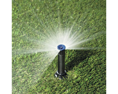 Zavlažovač trávnika počas zavlažovania trávnika.