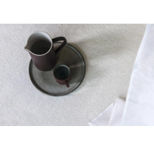 Džbán a šálka na podnose