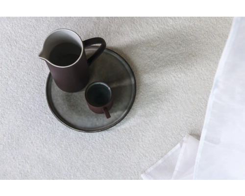 Džbán a šálka na podnose