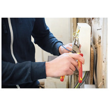 Osoba strihá kábel kombinovanými kliešťami Stanley.